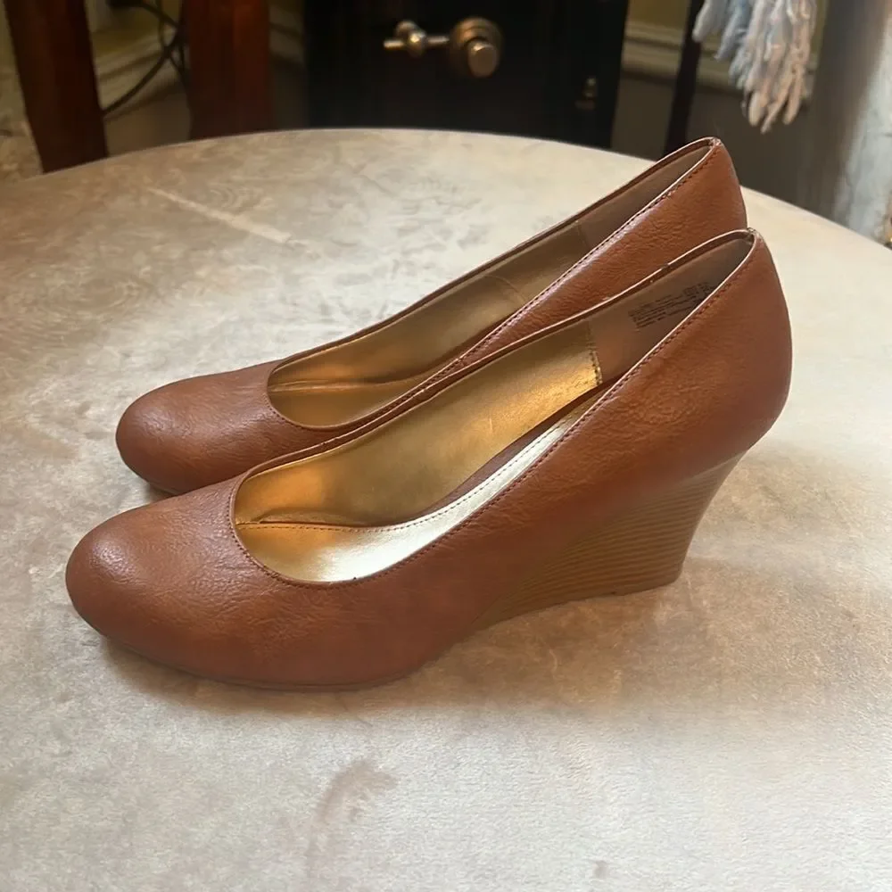 Like new! Sz 9.5 Dexter Wedge Heels EUC!